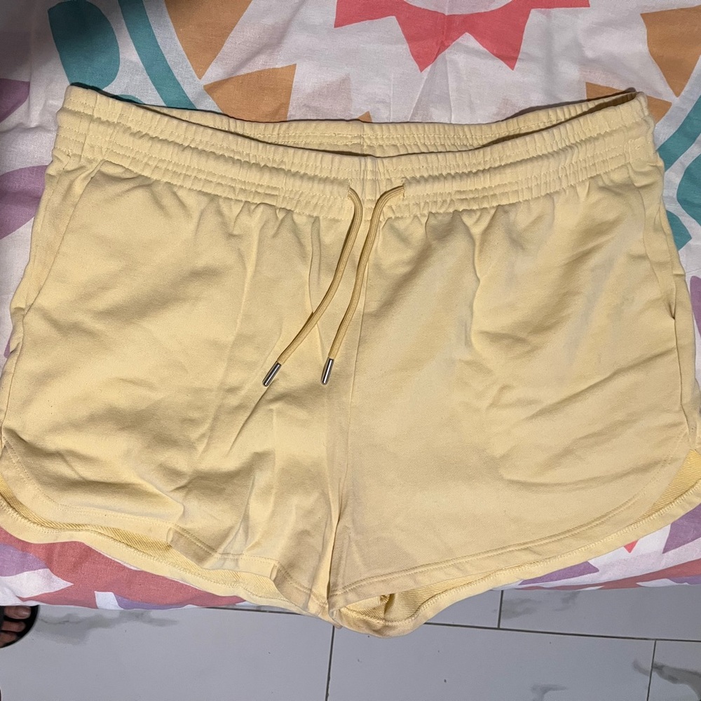 Yellow high waisted shorts.